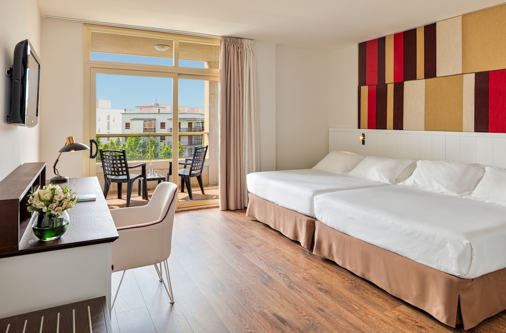 Habitación Familiar con vistas a la piscina del hotel H10 Salou Princess