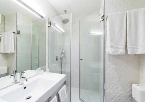 Habitación con vistas a la ciudad - 2 camas del hotel Moov Porto Centro. Foto 1