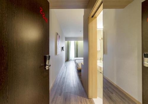 Habitación con vistas a la ciudad - 2 camas del hotel Moov Porto Centro. Foto 2