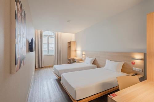 Habitación con vistas a la ciudad - 2 camas del hotel Moov Porto Centro. Foto 4