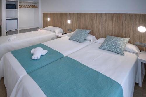 Habitación Triple Estándar del hotel 4r Salou Park Resort II. Foto 5