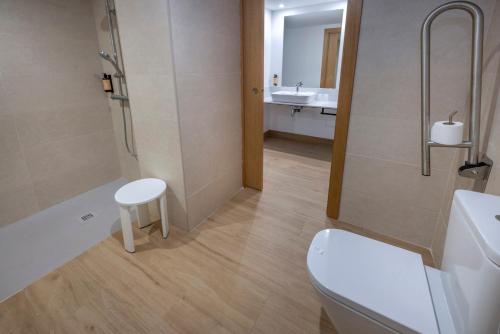 Habitación Doble Estándar con acceso al spa del hotel 4r Salou Park Resort II. Foto 10