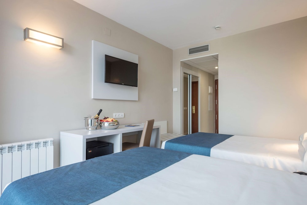 Habitación triple del hotel Best Mediterraneo. Foto 4