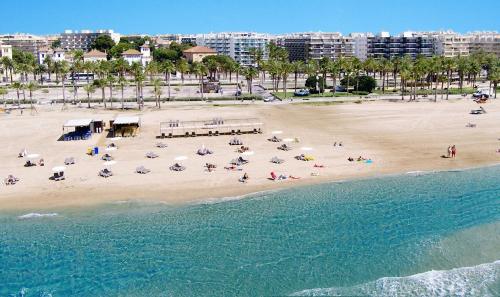 Suite Vista Mar Balcón o Terraza 1 Cama queen 1 habitación Con Vistas 2 sofás camas del hotel Blaumar Salou. Foto 3