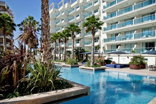 Suite Mediterránea con vistas a la piscina del hotel Blaumar Salou