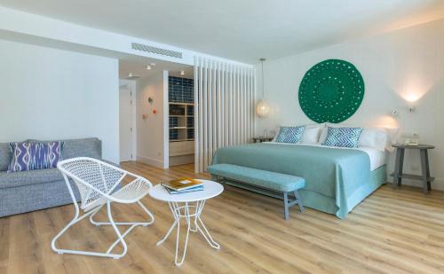 Suite Mediterránea con vistas a la piscina del hotel Blaumar Salou. Foto 3