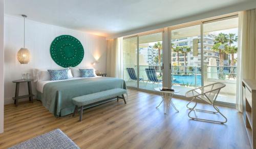 Suite Mediterránea con vistas a la piscina del hotel Blaumar Salou. Foto 5