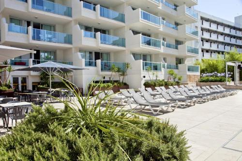 Suite Mediterránea con vistas a la piscina del hotel Blaumar Salou. Foto 12