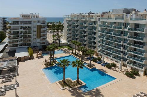Suite Premium Mediterránea con vistas a la piscina del hotel Blaumar Salou. Foto 8