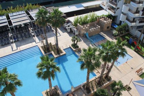 Suite Premium Mediterránea con vistas a la piscina del hotel Blaumar Salou. Foto 9
