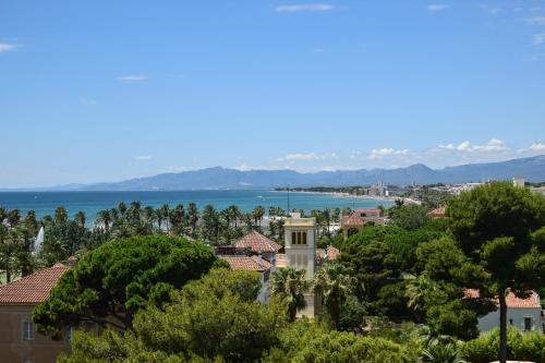 Suite Mediterránea Premium con vistas laterales al mar del hotel Blaumar Salou. Foto 7