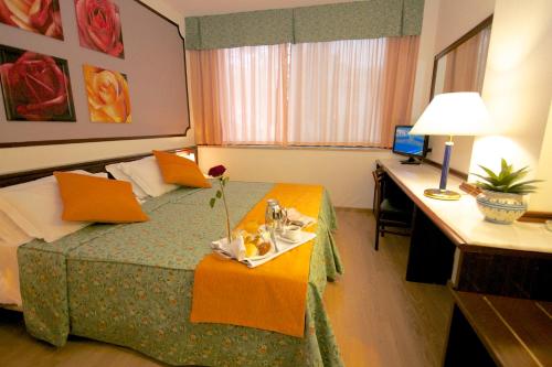 Habitación Doble Clásica con vistas a la ciudad del hotel Colleverde Park. Foto 6