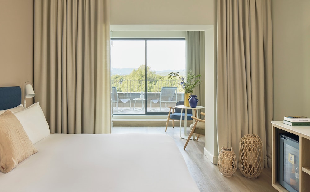 Always ME Spacious Vistas Jardín del hotel Me Sitges Terramar. Foto 1