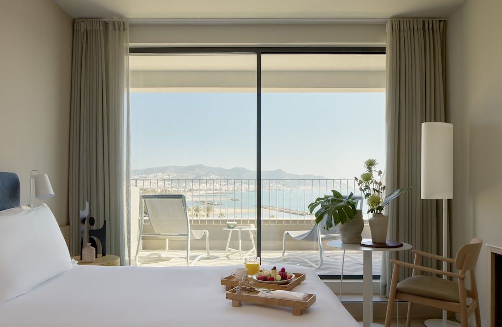 Superior ME Vista Mar Lateral del hotel Me Sitges Terramar