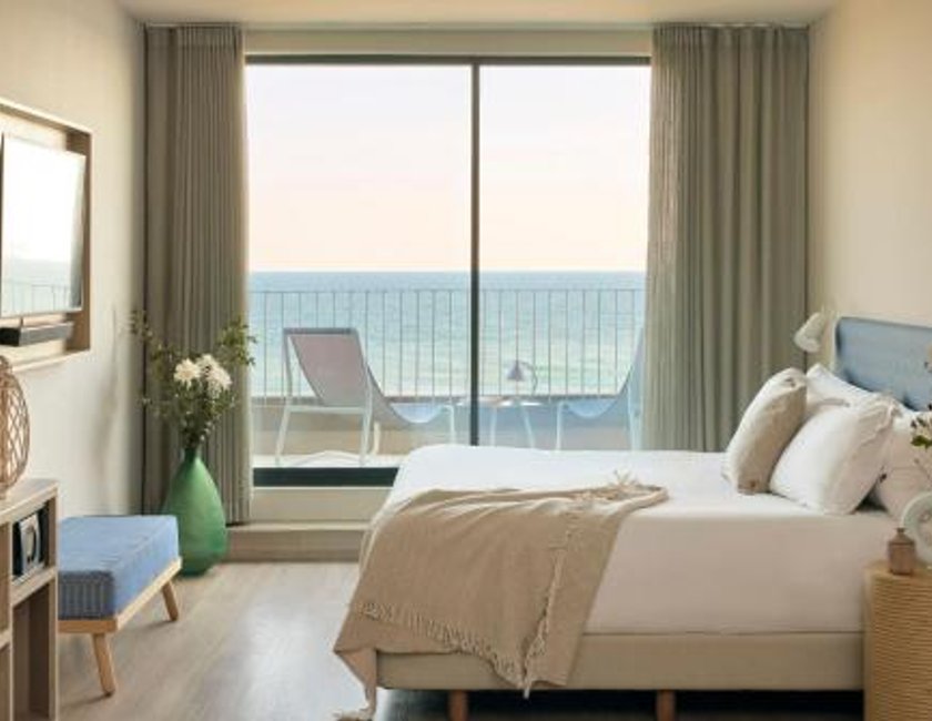 Estudio ME + Suite Junior con vistas al mar del hotel Me Sitges Terramar. Foto 1