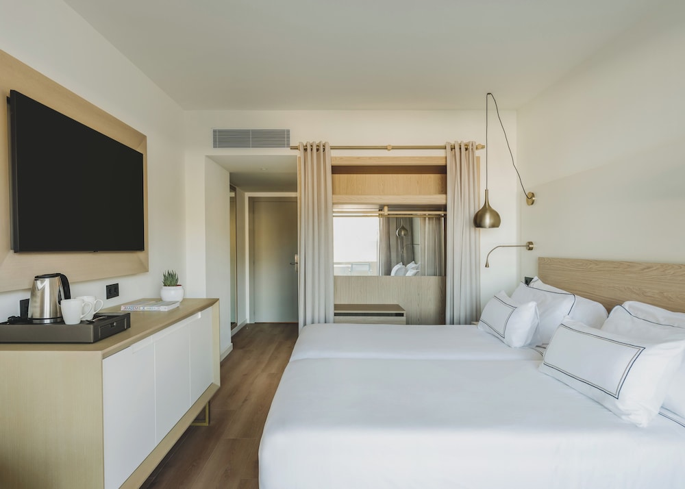 Meliá Room Vista calle del hotel Melia Sitges. Foto 3