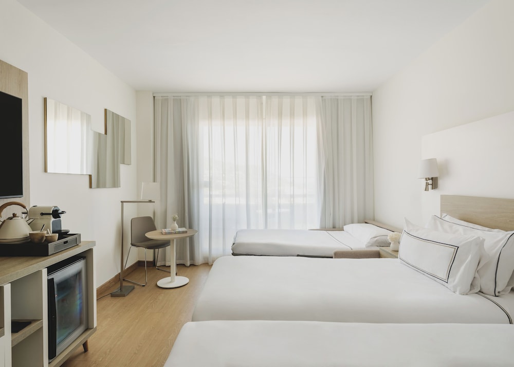Double Room con Sofá Cama Vista mar del hotel Melia Sitges