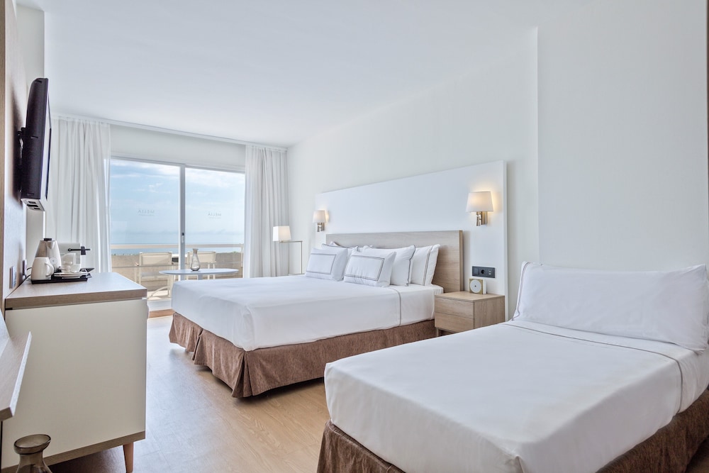 Double Room con Sofá Cama Vista mar del hotel Melia Sitges. Foto 1