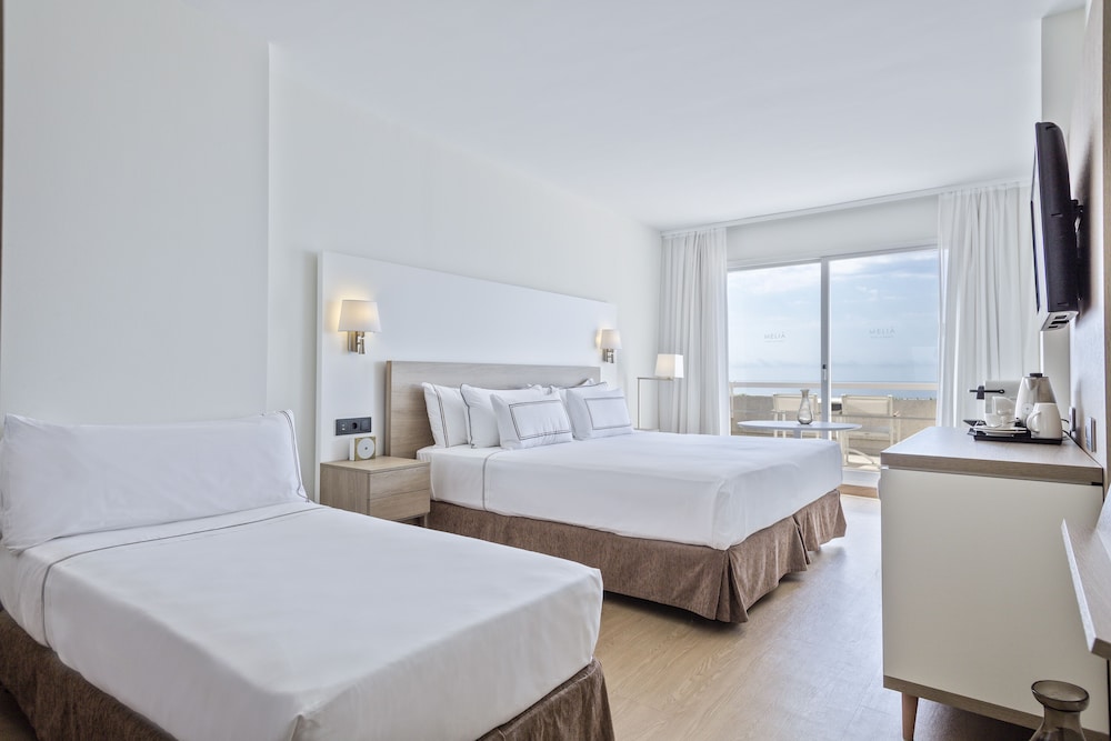 Double Room con Sofá Cama Vista mar del hotel Melia Sitges. Foto 2
