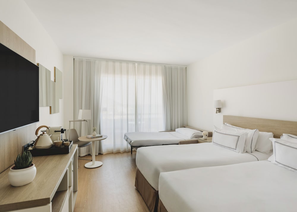 Double Room con Sofá Cama Vista mar del hotel Melia Sitges. Foto 4