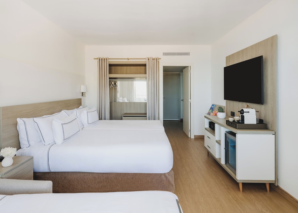 Double Room con Sofá Cama Vista mar del hotel Melia Sitges. Foto 5