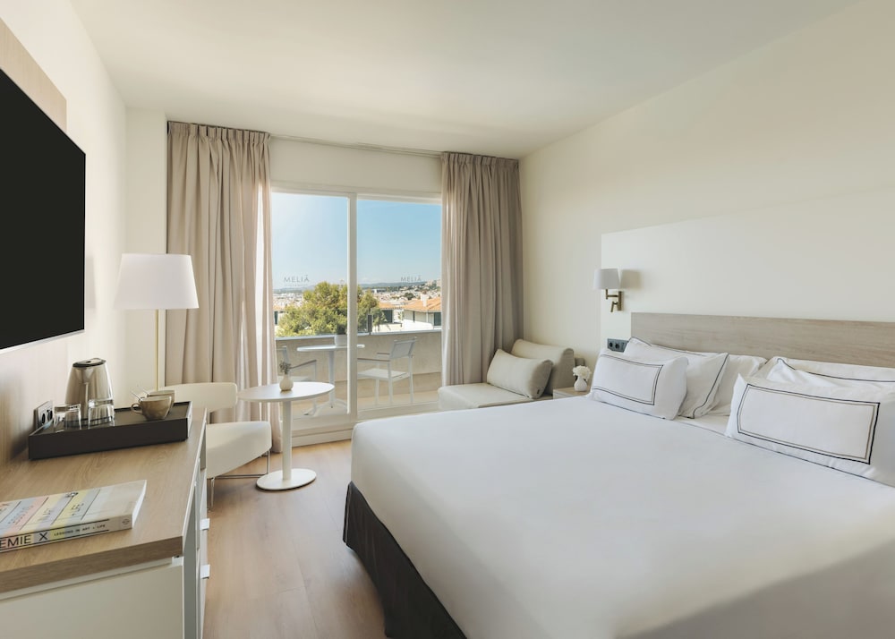 Meliá Room Vista Piscina del hotel Melia Sitges. Foto 1