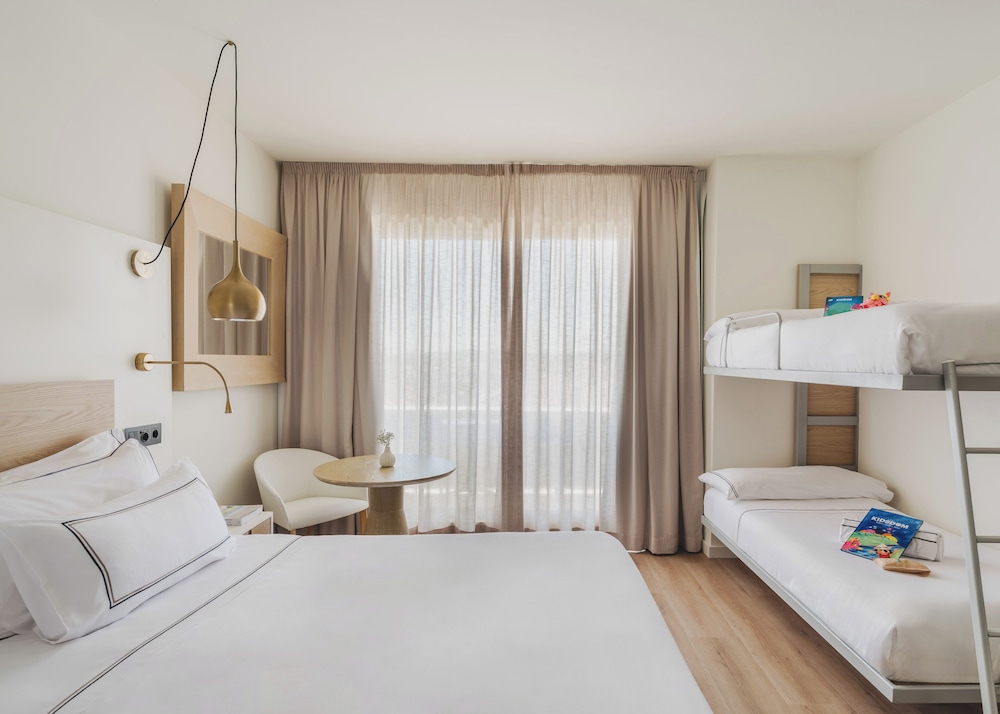 Family Double Room Vista calle del hotel Melia Sitges. Foto 1