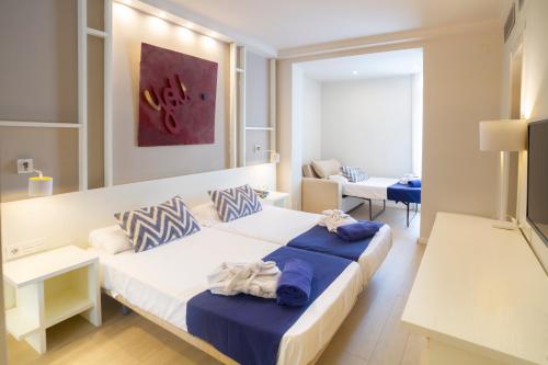 Habitación Triple Deluxe del hotel Ibersol Antemare - Adults Only. Foto 6