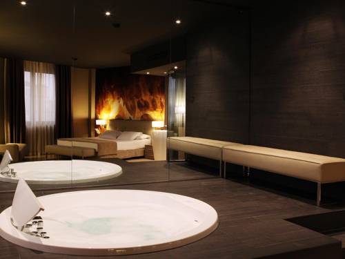 Suite con bañera de hidromasaje del hotel Sb Ciutat Tarragona