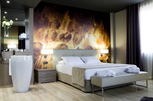 Suite con bañera de hidromasaje del hotel Sb Ciutat Tarragona. Foto 3