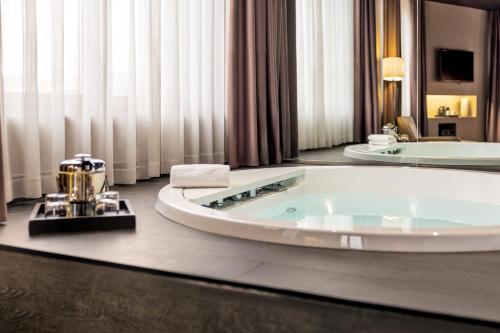 Suite con bañera de hidromasaje del hotel Sb Ciutat Tarragona. Foto 6
