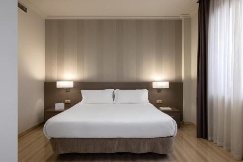 Habitación familiar Cama Litera 1 Cama queen Sofá Cama incluido Normal del hotel Sb Ciutat Tarragona. Foto 1