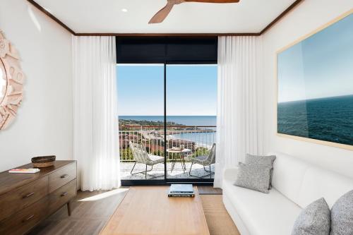 Junior suite Vista Mar Lujo Balcón o Terraza 1 Cama king Con Vistas Sofá Cama incluido Normal del hotel H10 Imperial Tarraco. Foto 3