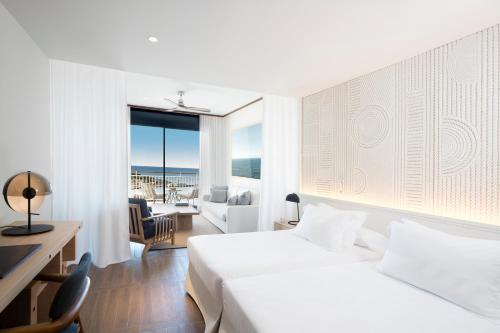 Junior suite Vista Mar Lujo Balcón o Terraza 1 Cama king Con Vistas Sofá Cama incluido Normal del hotel H10 Imperial Tarraco. Foto 6
