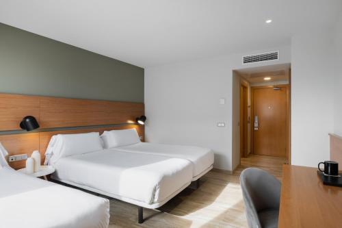 Habitación Doble con cama supletoria - 1 o 2 camas del hotel Sb Express Tarragona. Foto 3