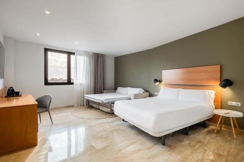 Habitación Cuádruple del hotel Sb Express Tarragona. Foto 3