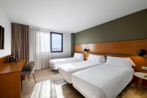 Habitación Triple del hotel Sb Express Tarragona. Foto 2