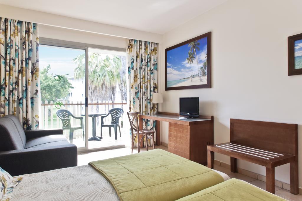 Habitación doble Superior + Entrada Port Aventura + Entrada Ferrari Land del hotel Portaventura Caribe - Theme Park Tickets Included. Foto 1