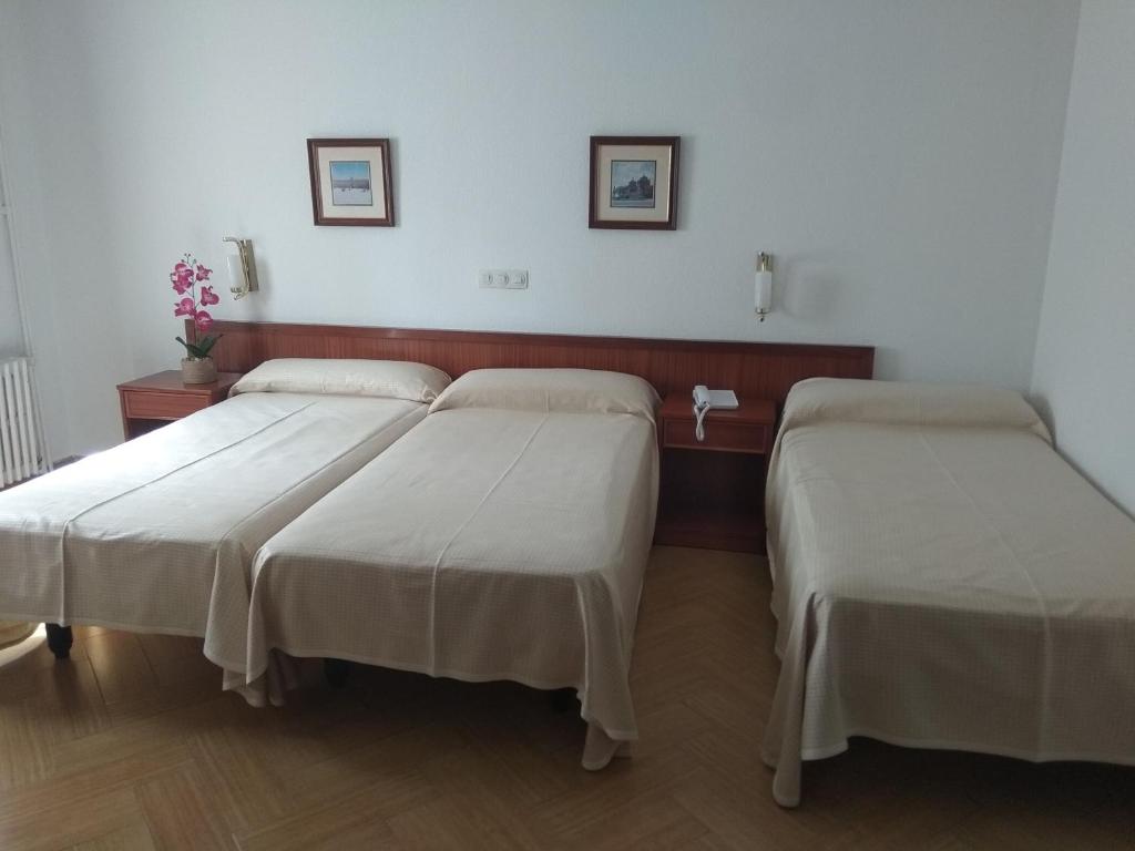 Habitación triple del hotel Ele Acueducto