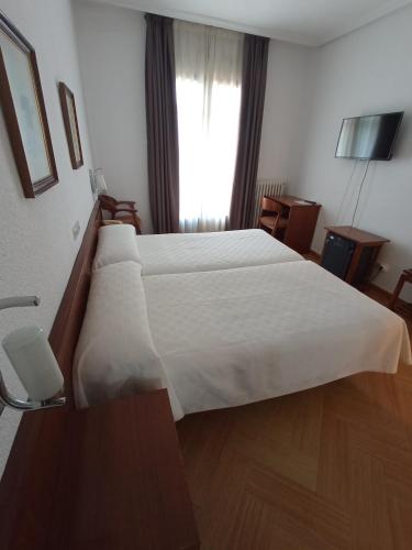 Habitación Doble Superior con balcón - 2 camas individuales del hotel Ele Acueducto