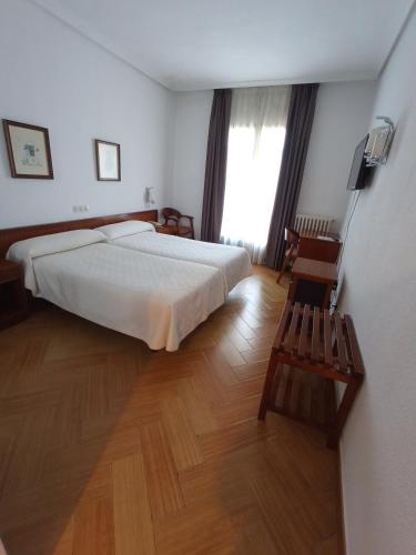 Habitación Doble Superior con balcón - 2 camas individuales del hotel Ele Acueducto. Foto 5