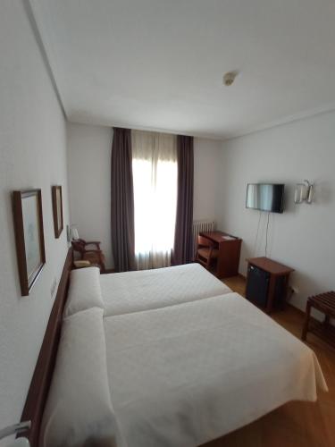 Habitación Doble Superior con balcón - 2 camas individuales del hotel Ele Acueducto. Foto 7