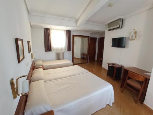 Habitación Triple Estándar del hotel Ele Acueducto