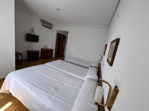 Habitación Triple Estándar del hotel Ele Acueducto. Foto 5