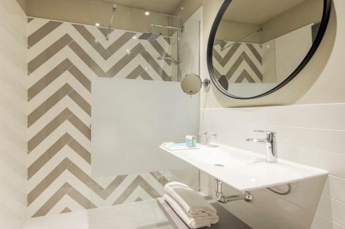 Habitación Doble Premium del hotel Ilunion Alcora Sevilla. Foto 3