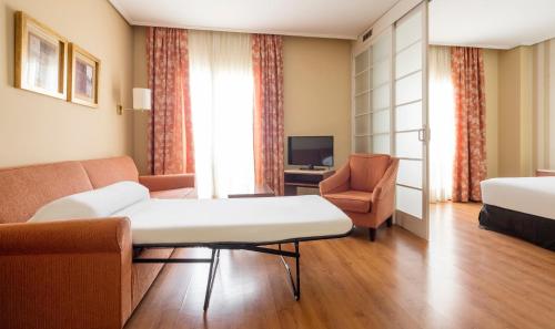 Habitación Familiar del hotel Ilunion Alcora Sevilla. Foto 4