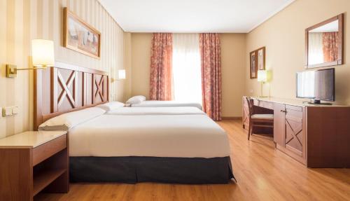 Habitación doble Familiar 3 camas individuales del hotel Ilunion Alcora Sevilla. Foto 3
