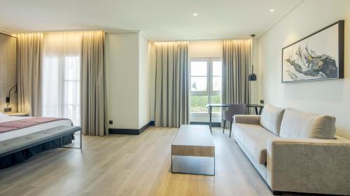 Suite Junior Premium del hotel Ilunion Alcora Sevilla. Foto 5