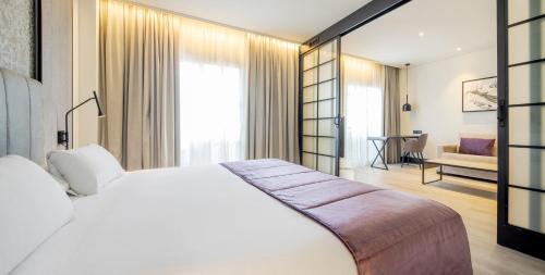 Suite Junior Premium del hotel Ilunion Alcora Sevilla. Foto 1