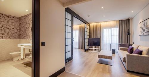 Suite Junior Premium del hotel Ilunion Alcora Sevilla. Foto 7